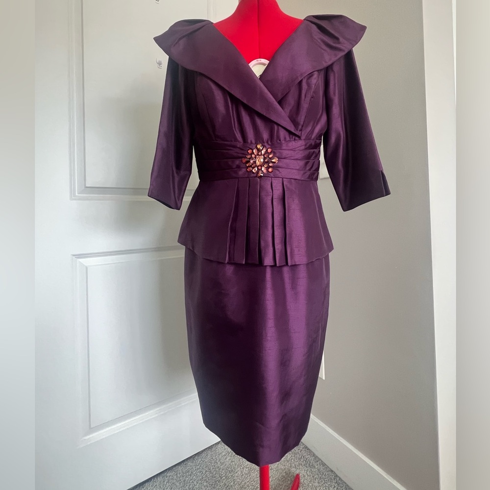 Jessica Howard dres Deep Plum Two-with Statement Brooch